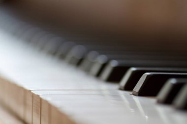 Seçici odaklı piyano klavyesi arkaplanı.
