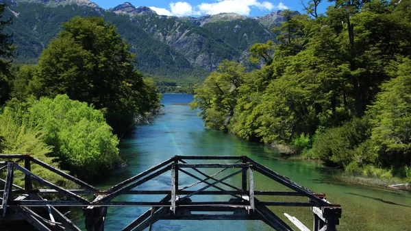 Die alte Holzbrücke — Stockfoto