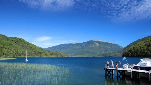 Wędkowanie w Lacar lake, Patagonia, Argentyna — Zdjęcie stockowe