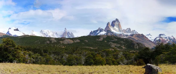 Vista panoramica del Chalten, strada per loma del pliegue tumbado . — Foto Stock