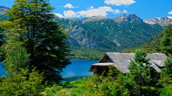 House hidden in the lake — Stock Photo, Image
