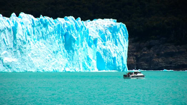 Bootsfahrten auf dem Perito Moreno Gletscher — Stockfoto