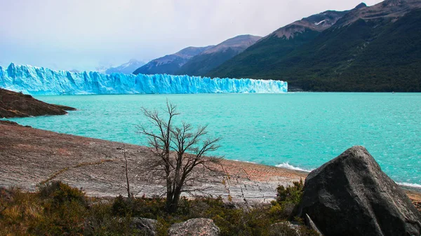 Na ledovci a argentinské jezero — Stock fotografie