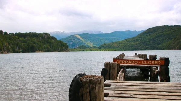 Opuštěné překladiště v zelené jezero — Stock fotografie