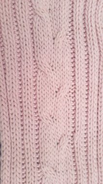 Doğal yün beyazından elde örülmüş şık bir hırka, figürün gölgesi.