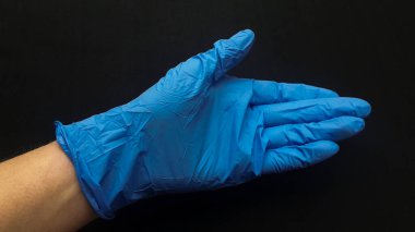 Tıbbi maske koruyucu, arka planda tek kullanımlık cerrahi maske. Ağız ve burun, maske ve tıbbi sağlık hizmetlerini örtün. Virüslerden korunmak için.