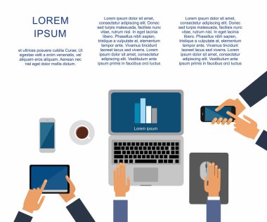 Erkek iş yeri. İş insanlar üst görüntü açısı ofis yukarıda el masaları dizüstü ekran gösteren resim. 