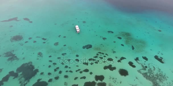 Das Schiff segelt über das rote Meer Ägyptens. Schießen aus der Luft — Stockvideo