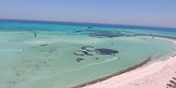 Kitesurfing v Egyptě na letní moře. Mnoho surfařů se naučit jezdit, aby letecké 4k video — Stock video