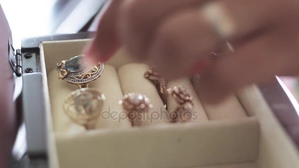 The bride wedding ring on the finger wears. Taken from old jewelry box — Stock Video