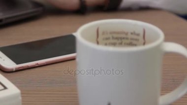 Tablo telefondan çağrı işitme iş kadını alır