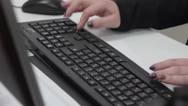 Eine Frau am Computer tippt auf der Tastatur — Stockvideo