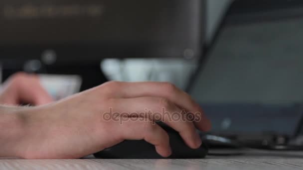 Mãos masculinas digitando no teclado e trabalhando com um mouse — Vídeo de Stock