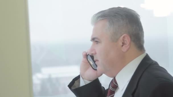 Ältere Geschäftsmann Telefoniert Und War Sehr Besorgt Und Besorgt — Stockvideo