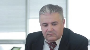 Erkek işadamı ellerini havaya kaldırıp bağırarak yaptığı işten çok mutlu sonuçlar alıyor. Ofis personeli, bilgisayar işi. Kaydırıcı yakın çekimde seyahat