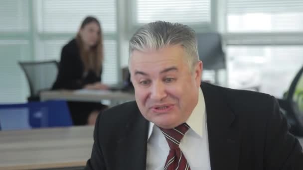 Male businessman violently happy results of the work of raising his hands in the air and shouting. Office staff, computer work. Travel on the slider close-up — Stock Video