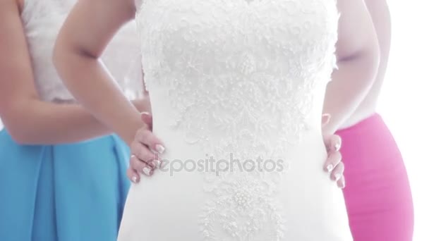 Close-up da parte de trás do vestido de noiva. As damas de honra ajudam a vestir-se. A noiva se preparar para a cerimônia de casamento — Vídeo de Stock