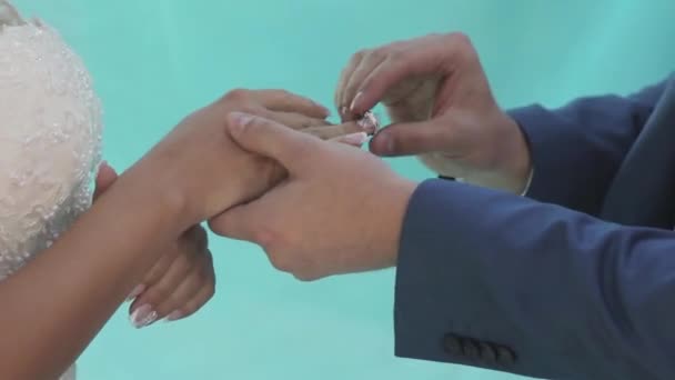 Γάμος Που Θέτει Σχετικά Δαχτυλίδι Στο Δάχτυλο — Αρχείο Βίντεο