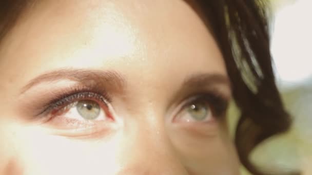 Chica Abre Los Ojos Mira Con Amor — Vídeo de stock