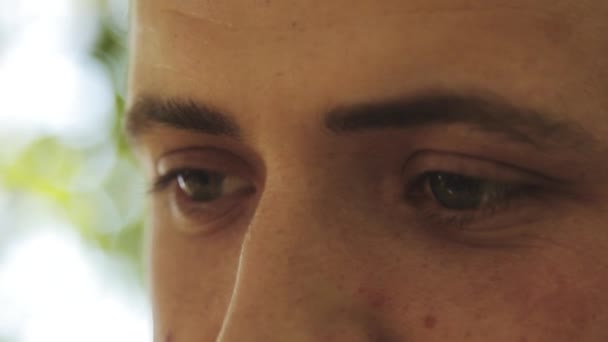 Le regard masculin. Il a l'air amoureux. — Video