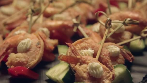 Canapés de crevettes royales — Video