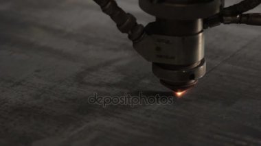 Lazer metali keser. Metal kesmek için endüstriyel ekipman. Lazerli makine.
