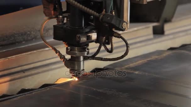 Lazer metali keser. Metal kesmek için endüstriyel ekipman. Lazerli makine. — Stok video