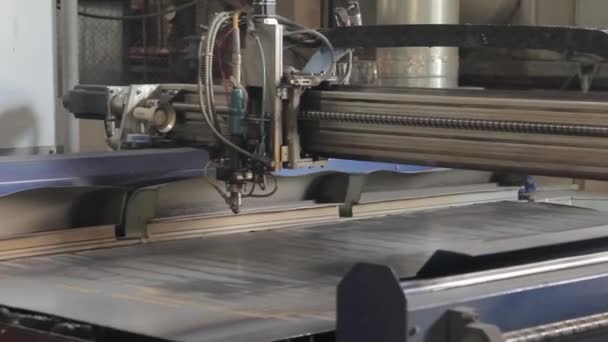 The laser cuts the metal. Industrial equipment for metal cutting. Machine with a laser — Stock Video