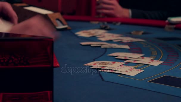 Παίζοντας ένα καζίνο στο τραπέζι, κατανομή των καρτών — Αρχείο Βίντεο