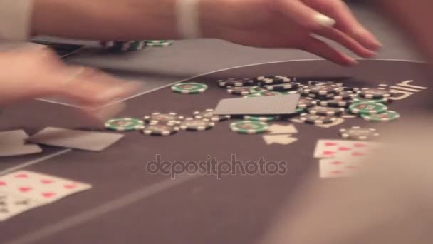 Pokertafel. De terugkeer van de chips die gewonnen. Casino — Stockvideo