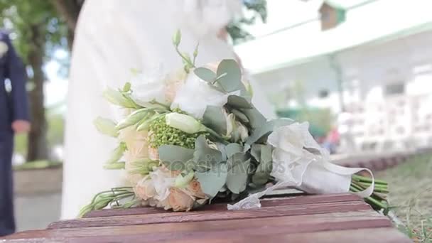 La sposa prende il suo bouquet da sposa. Nella cornice un mazzo di primo piano — Video Stock