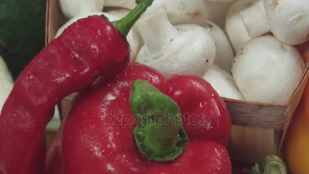 Paprica, pimenta vermelha, abobrinha e cogumelos champignon regados com pulverizador . — Vídeo de Stock