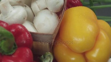 Sulu kırmızı ve sarı petrol ile kırmızı biber