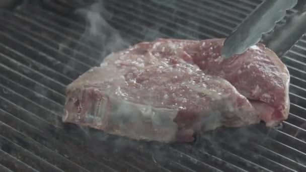 Çiğ biftek kızartma. Çiğ biftek kızartma ve duman — Stok video
