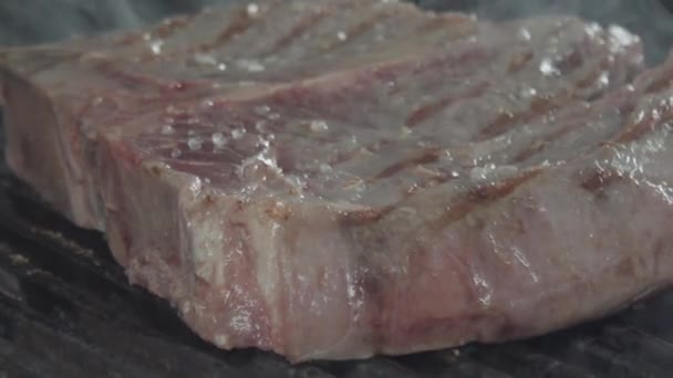 Close-up van een ruwe braden biefstuk — Stockvideo