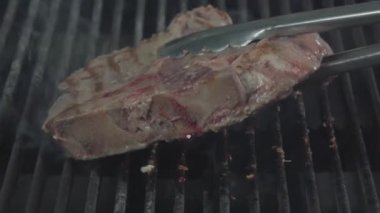 Barış et kızartma sırasında dönüyor