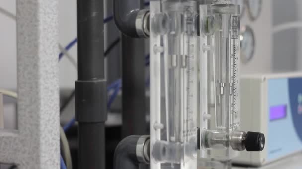 Фильтрация воды с помощью обратного осмоса — стоковое видео