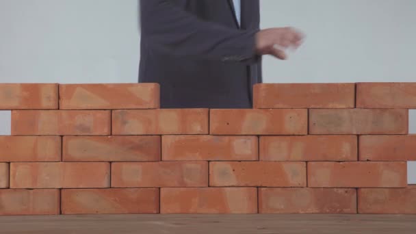 El hombre puso el ladrillo en la pared de ladrillo — Vídeo de stock