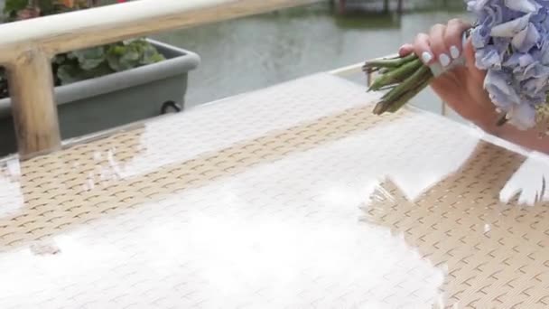 Main met le bouquet de fleurs sur la table — Video