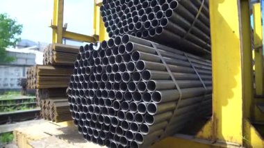 Metal bir depodaki metal yuvarlak boru bir sokak deposunun rafında duruyor.