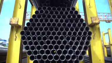 Metal bir zemine sarılı metal yuvarlak boru.