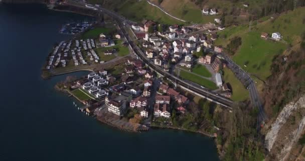 Kleines Dorf am Flussufer in der Nähe von Berglandschaften — Stockvideo