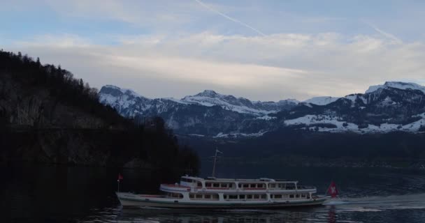 Tourist motorboot drijft op rivieroppervlak tegen heuveltoppen — Stockvideo