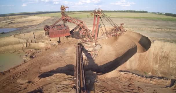 バケットホイール掘削機のラドルは、地上の負担をスクープ — ストック動画