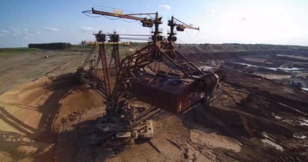 Schaufelradbagger schaufelt Erdreich auf Wiese — Stockvideo