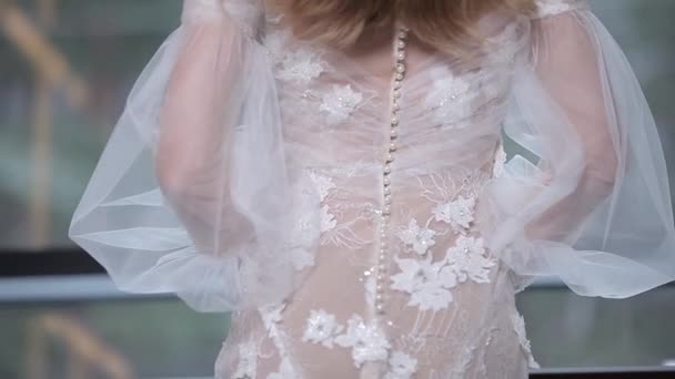 Capelli lunghi giovane donna posa in abito da sposa trasparente — Video Stock