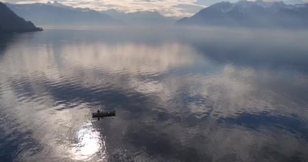 Persoon in kano silhouet drijft op brede kalme rivier oppervlak — Stockvideo
