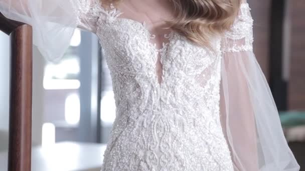 Blondýny dáma pózuje v luxusní svatební krajky šaty detailní up — Stock video