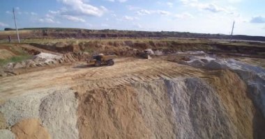 Büyük taş ocağı kamyonu çukur kenarından uzaklaşıyor.