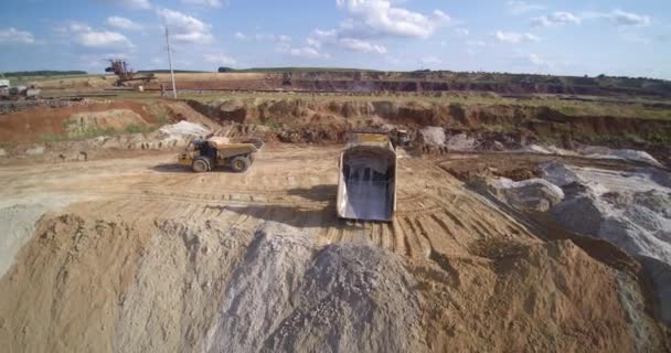 Camión volquete de cantera descarga arena en territorio minero aéreo — Vídeo de stock